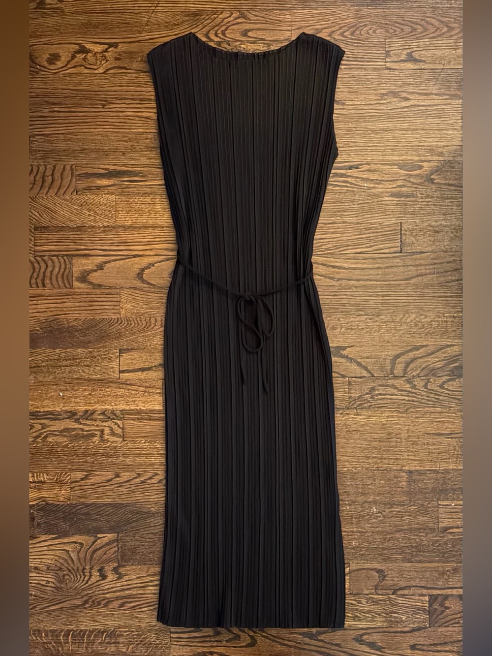 Uniqlo Japan Black Sleeveless Pleated Midi Dress with Waist Tie